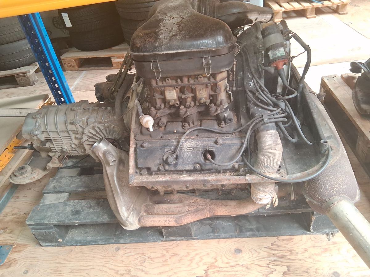 Vroege 911-motor met Weber-carburateurs en 901-bak