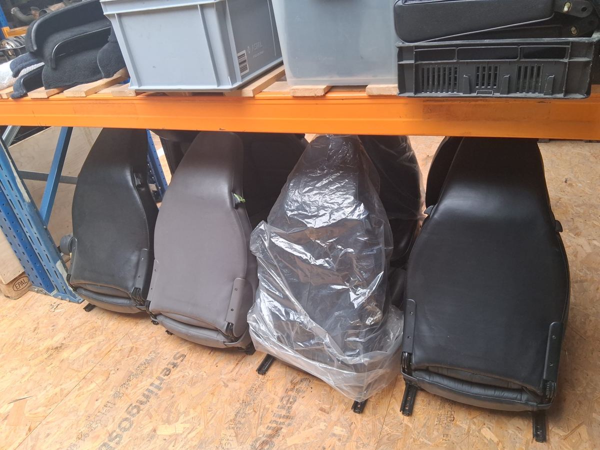 Vier losse stoelen, grijs, beige en zwart